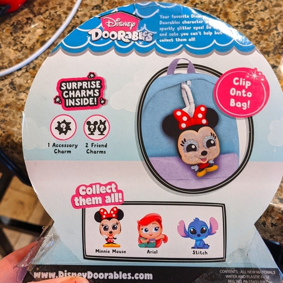 Disney Doorables Minnie Mouse Tag Along Figure - Red and Black Surprise Charms - Picture 2 of 4